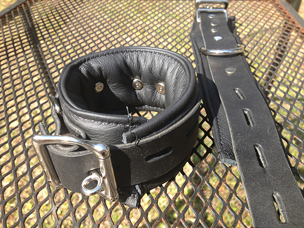 LOCKING PADDED LEATHER CUFFS